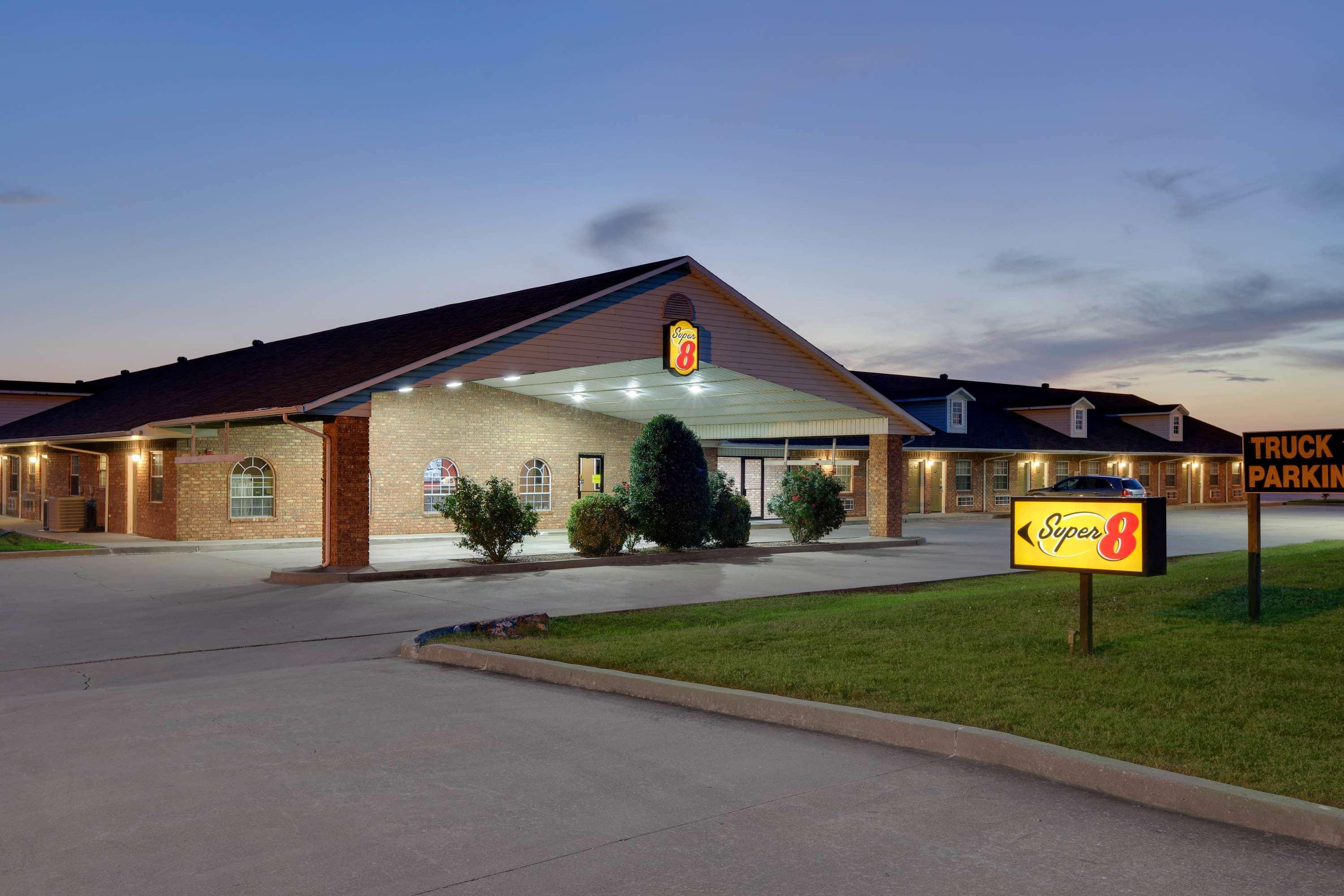 Super 8 By Wyndham Big Cabin/Vinita Area Exterior photo